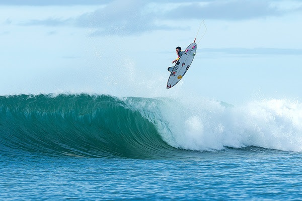 Reigning WSL Champion Gabriel Medina (BRA) posted the highest two-wave heat total of the competition in Round 3 today, a near perfect 19.07. Image: WSL / Cestari